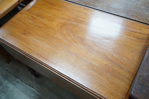 An early Victorian mahogany Pembroke table, width 91cm, depth 52cm, height 72cm